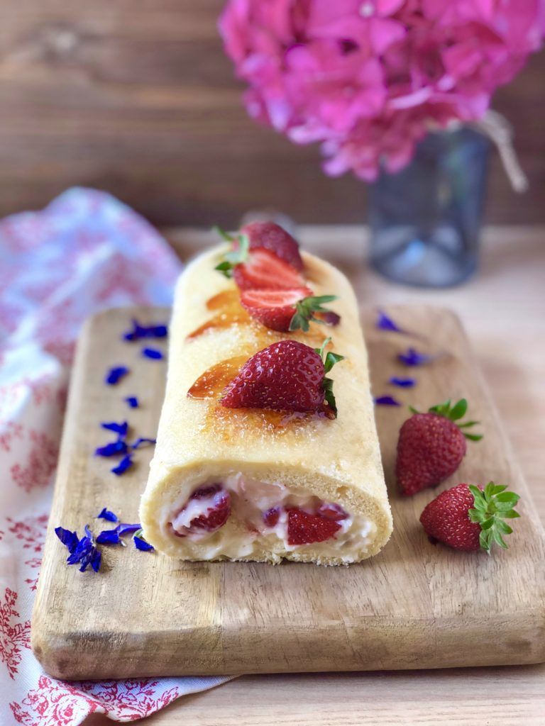 BRAZO DE GITANO CON CREMA PASTELERA, FRESAS Y YEMA QUEMADA