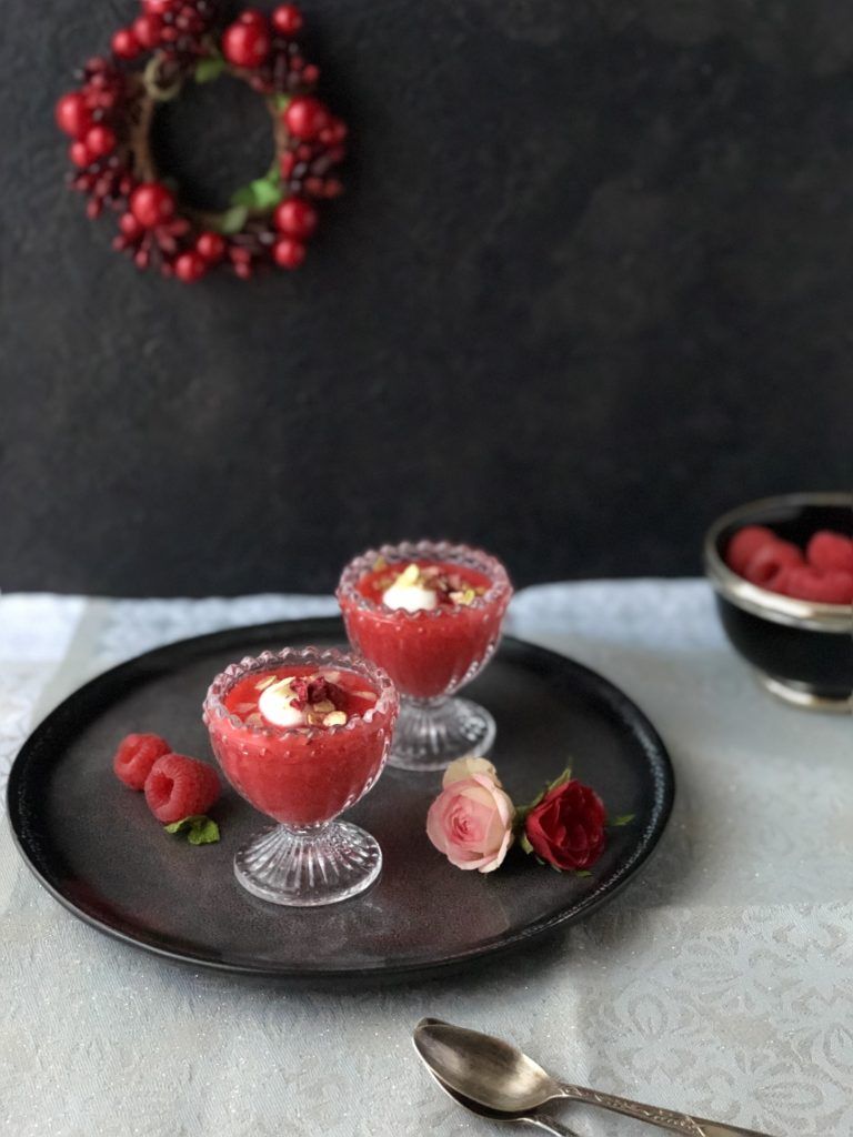 ESFERIFICACIÓN INVERSA DE YOGURT DE COCO SOBRE SALSA DE FRAMBUESAS