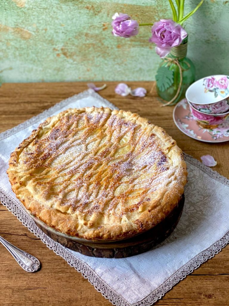 COCA DE HOJALDRE ENREJADA RELLENA DE CREMA