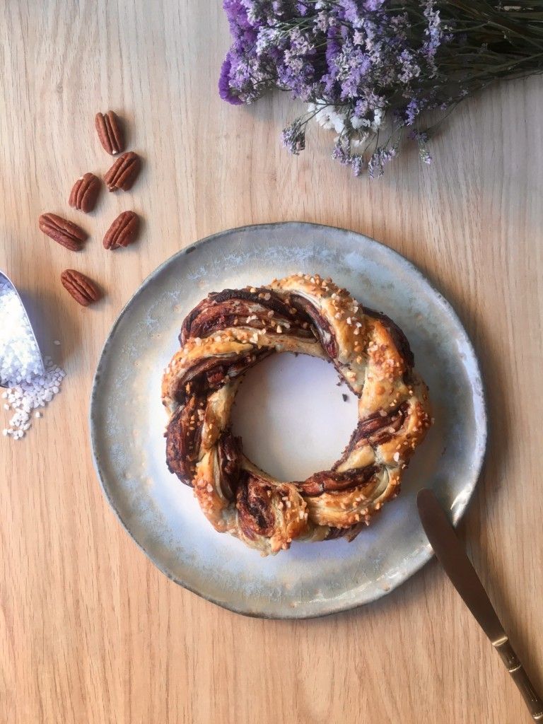 CORONA DE HOJALDRE CON CREMA DE ALMENDRAS Y NUECES PECANAS