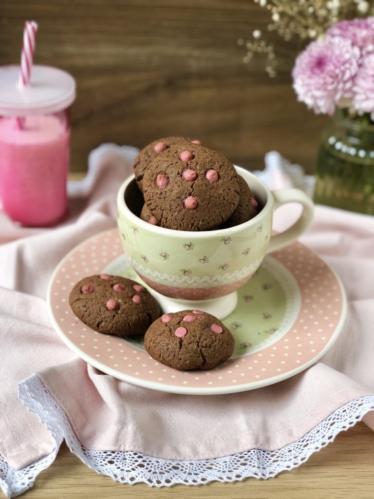 GALLETAS DE CHOCOLATE Y PEPITAS DE FRESA