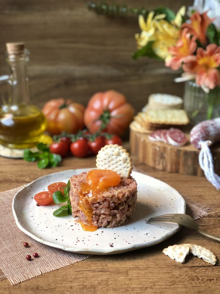 TARTAR DE FUET CON YEMA CURADA