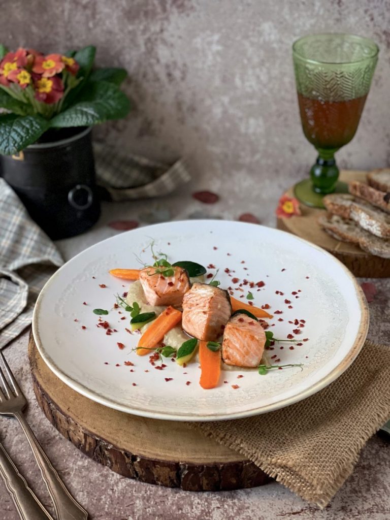 SALMÓN CON BERENJENA ASADA Y JAMÓN