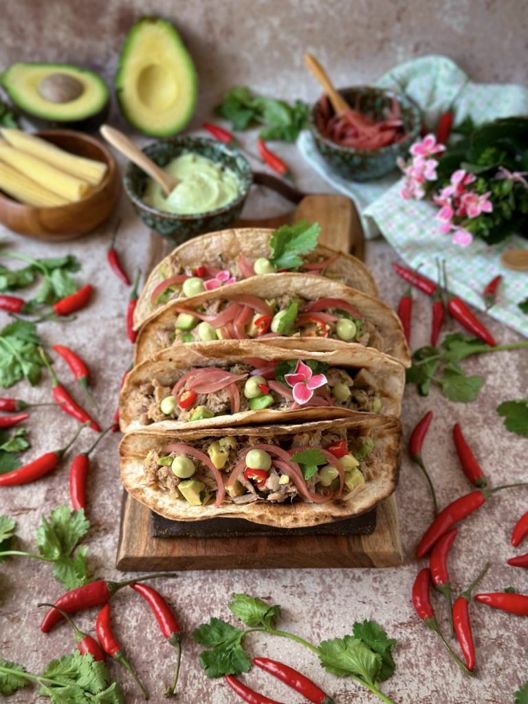 TACOS DE CODILLO CON CEBOLLA ENCURTIDA Y SALSA DE AGUACATE