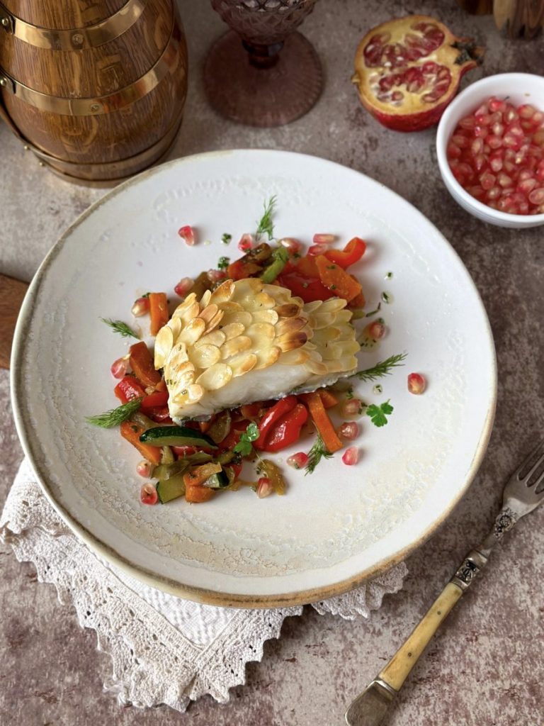 LOMO DE BACALAO CON ESCAMAS DE ALMENDRA Y VERDURAS