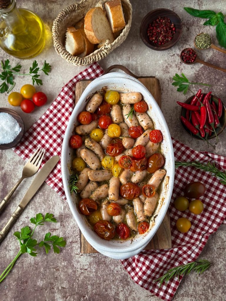 SALCHICHAS AL HORNO CON TOMATES