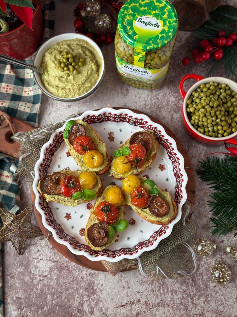 CROSTINI DE HUMMUS DE GUISANTES CON SETAS Y TOMATES CONFITADOS