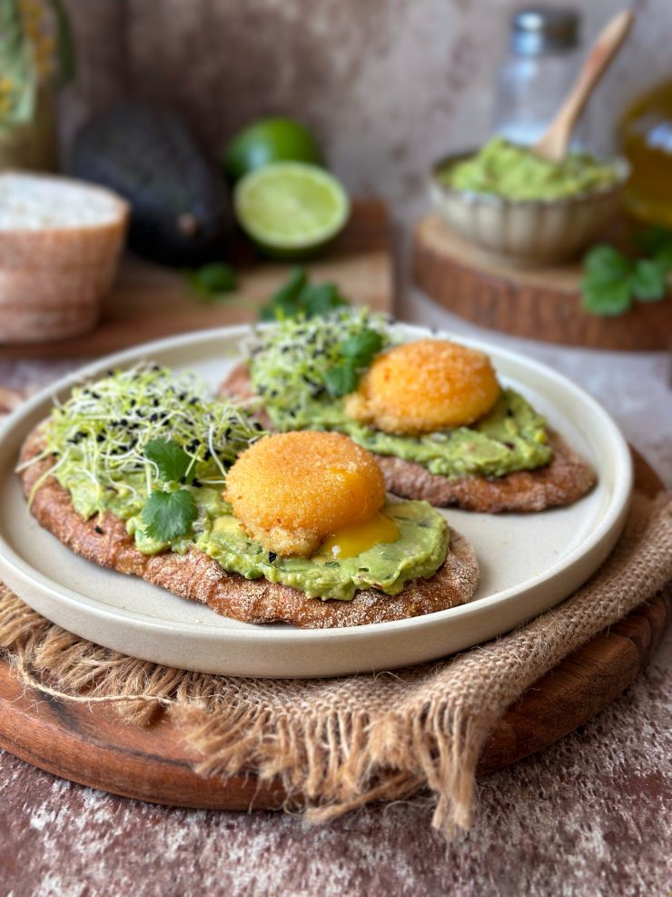 TOSTADA DE GUACAMOLE CON YEMA REBOZADA