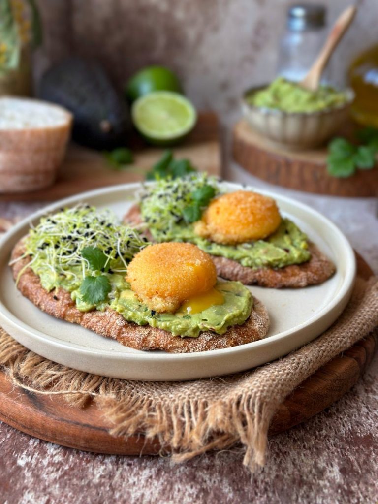 TOSTADA DE GUACAMOLE CON YEMA REBOZADA