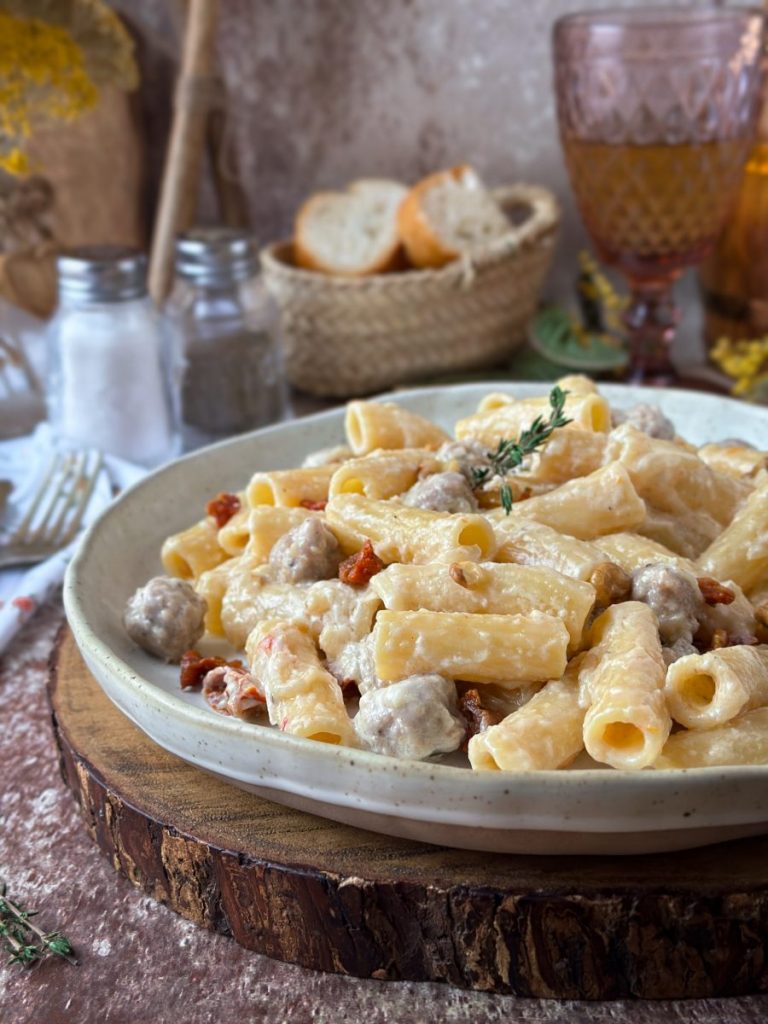 TORTIGLIONI CON BUTIFARRA Y SALSA DE MASCARPONE