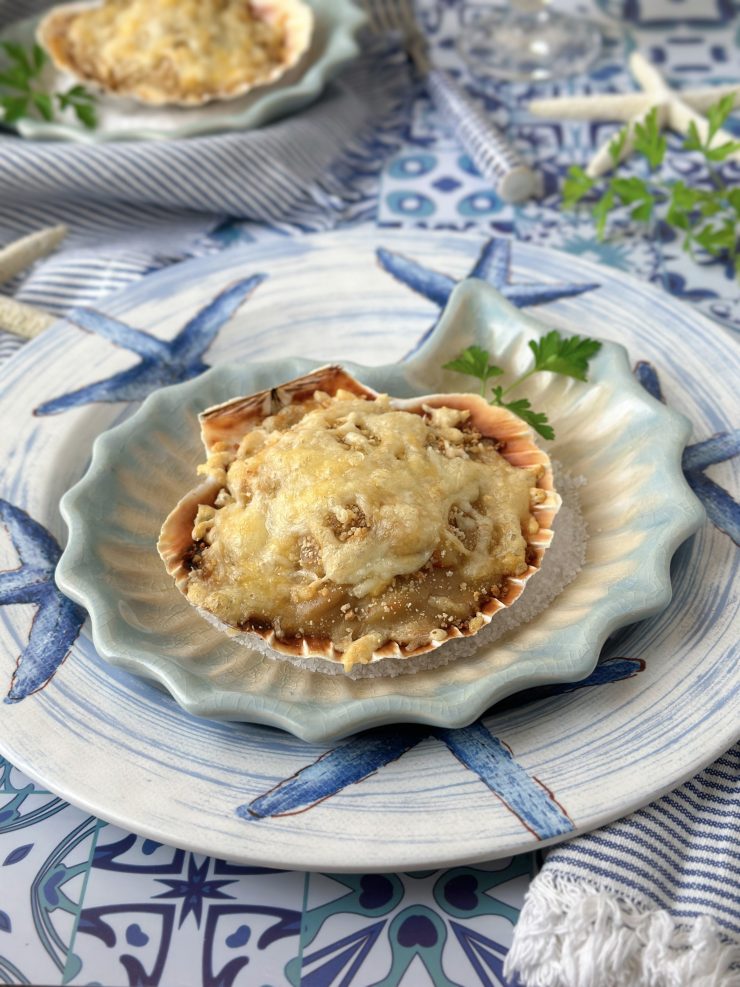 VIEIRAS CON GAMBAS AL HORNO