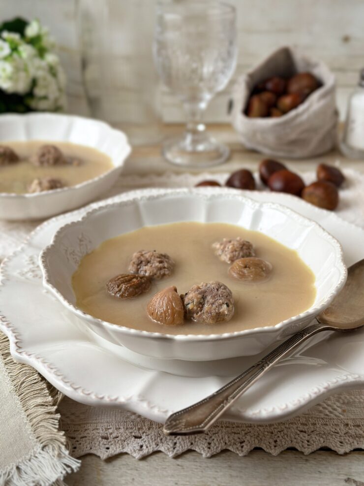 SOPA DE GALLINA Y CASTAÑAS CON ALBÓNDIGAS