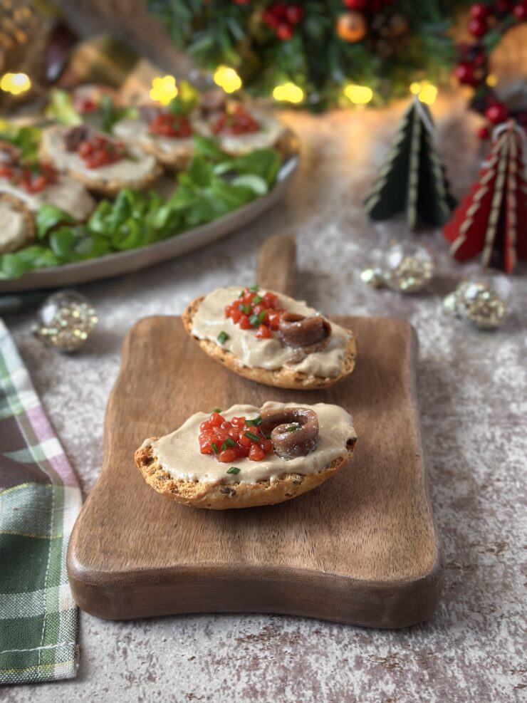Crostinis con crema de anchoas y esferificaciones de tomate