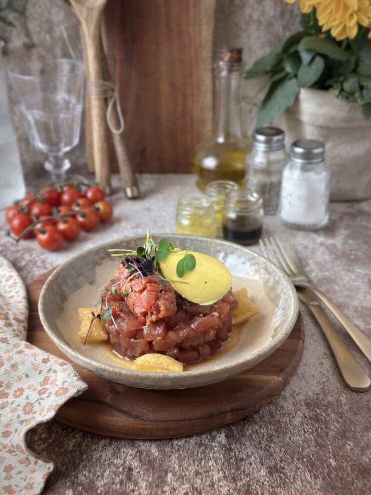 TARTAR DE ATÚN Y TOMATE CON HELADO DE MOSTAZA