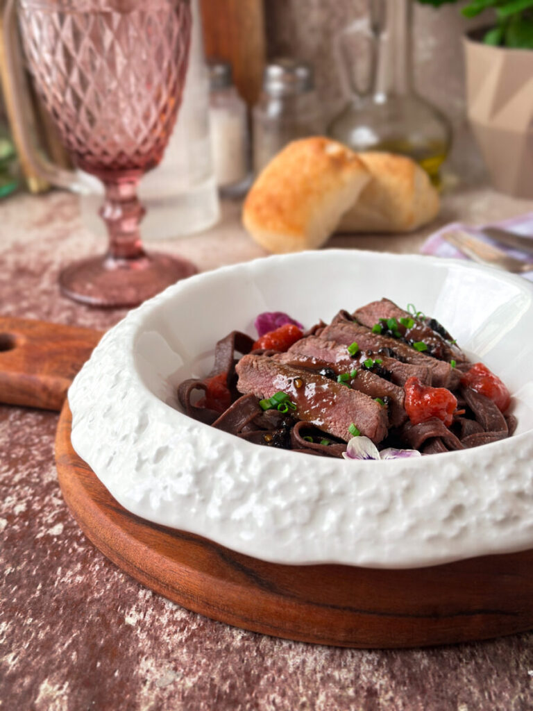 LOMO DE VENADO CON SALSA POIVRADE Y TAGLIATELLE DE CACAO