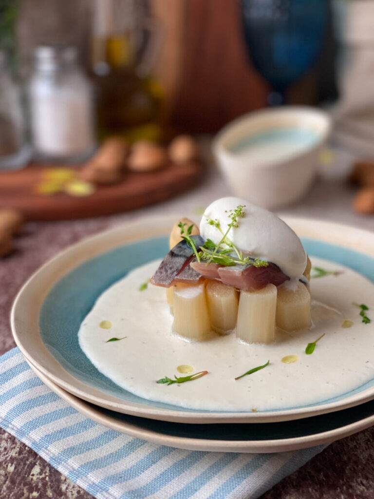 AJO BLANCO DE ESPÁRRAGOS CON CABALLA MARINADA Y HELADO DE ALMENDRA