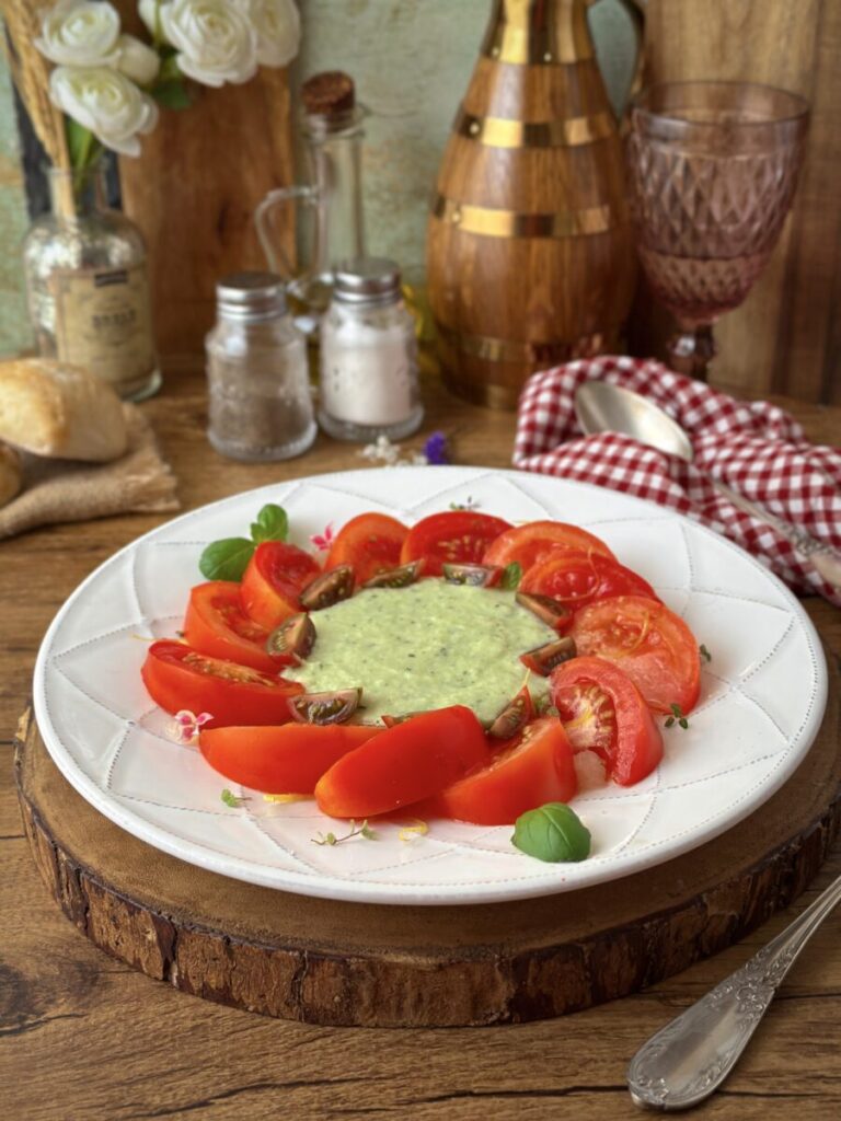 ENSALADA DE TOMATES CON CREMA DE PEPINOS