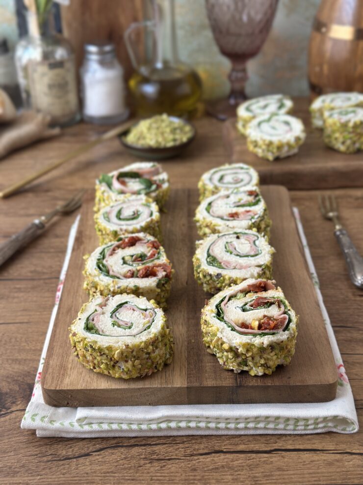 ROLLITOS DE PAN DE MOLDE CON MORTADELA Y PISTACHOS