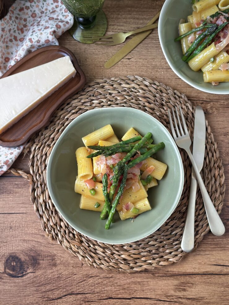 RIGATONI CON ESPÁRRAGOS A LA CARBONARA