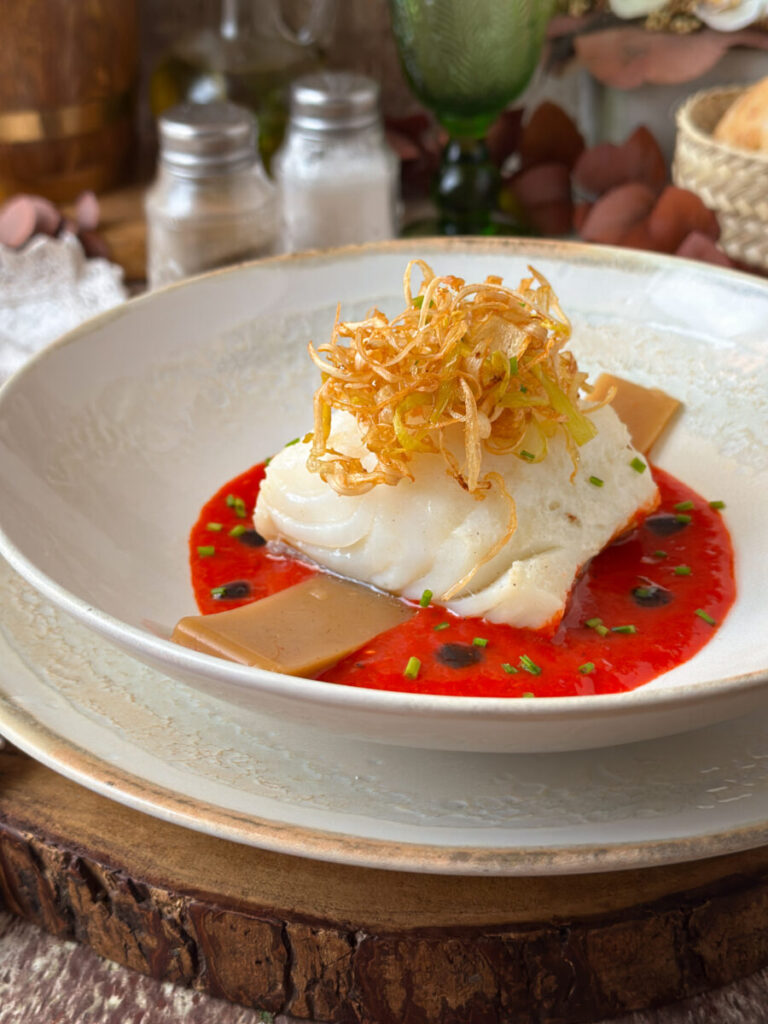 BACALAO CON CREMA DE PIMIENTOS Y ACEITE DE OLIVAS NEGRAS