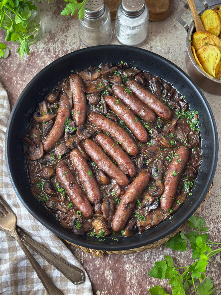 SALCHICHAS GUISADAS CON CEBOLLA Y CHAMPIÑONES