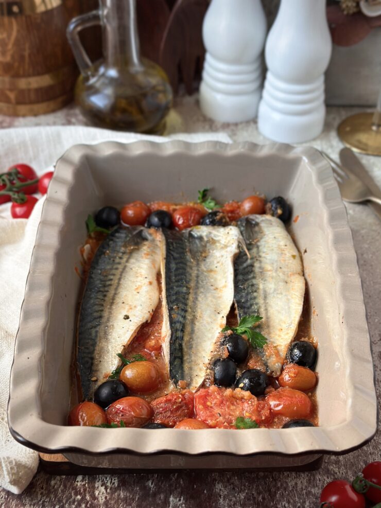 CABALLA AL HORNO CON TOMATES Y ACEITUNAS