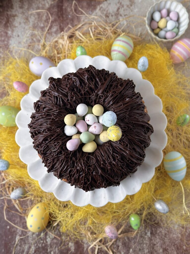 BUNDT DE PASCUA CON NIDO DE CHOCOLATE
