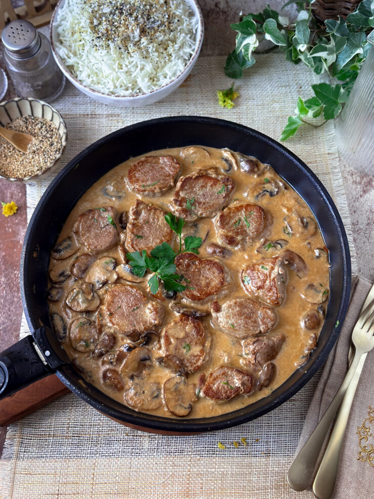 SOLOMILLO CON CHAMPIÑONES Y SALSA GORGONZOLA