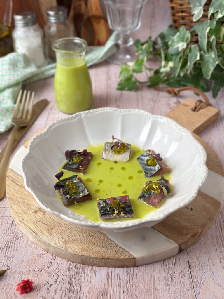 CABALLA MARINADA CON GAZPACHO DE MANZANA