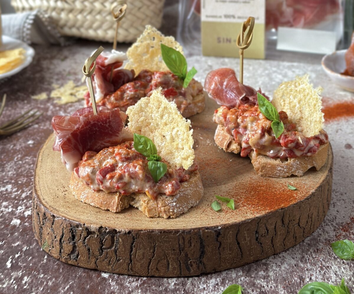 CANAPÉS DE JAMÓN Y PIMIENTOS ASADOS