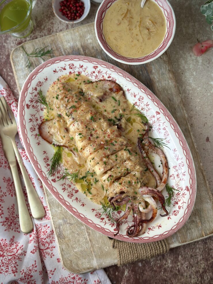 CALAMAR CON BEURRE BLANC, CEBOLLA CARAMELIZADA Y ACEITE DE HIERBAS