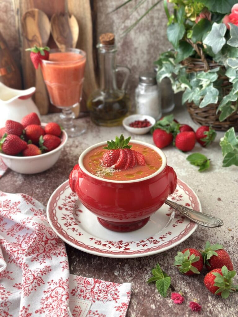 GAZPACHO DE FRESAS CON ACEITE DE HIERBAS