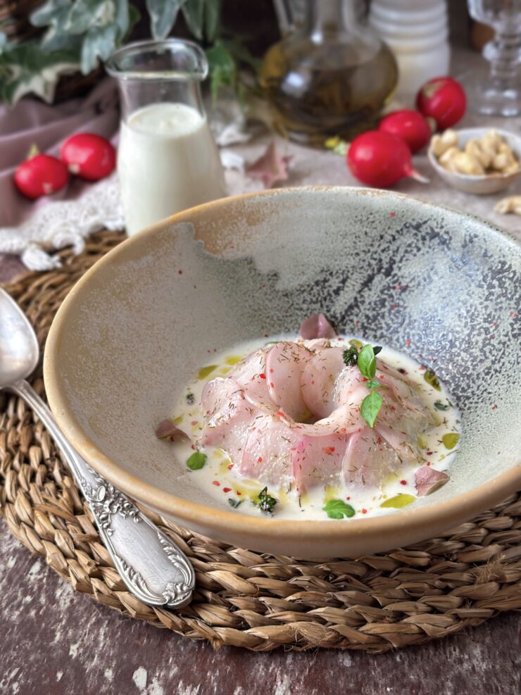 ENSALADILLA RUSA CON RÁBANO Y SALSA DE ANACARDOS