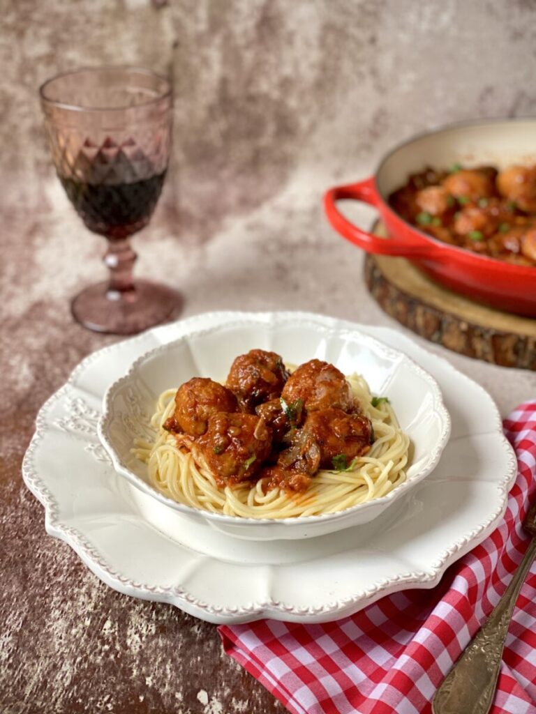ESPAGUETIS CON ALBÓNDIGAS Y TOMATE