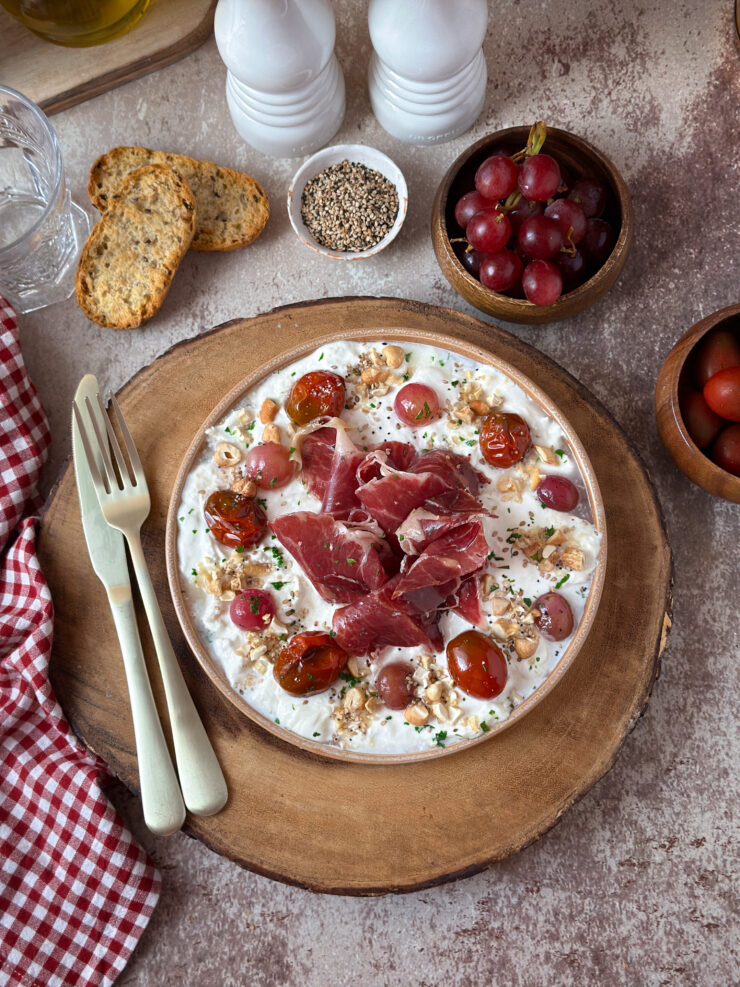 BURRATA CON JAMÓN IBÉRICO, UVAS Y TOMATES ASADOS