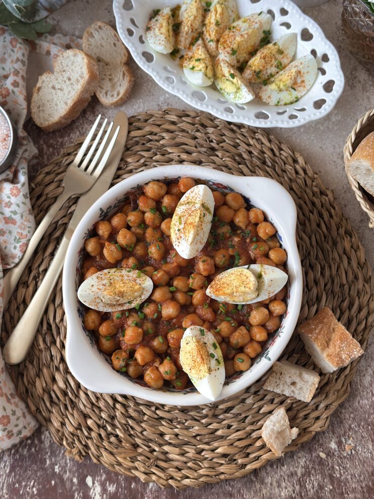 GARBANZOS CON TOMATE Y HUEVO