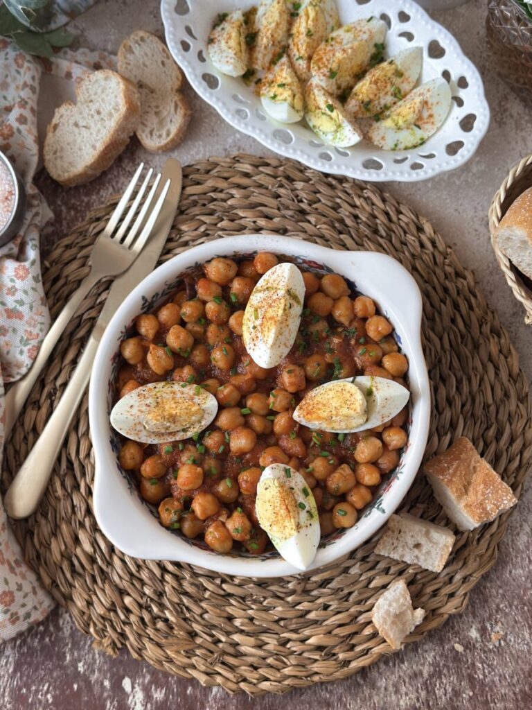 GARBANZOS CON TOMATE Y HUEVO